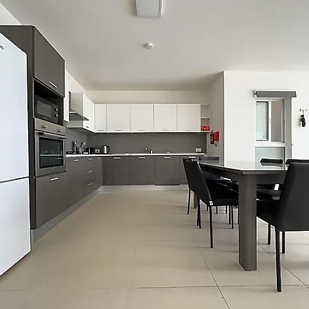 Penthouse In - 3 Bedroom アパート